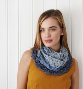 8 Snood en Debbie Bliss Cotton Denim Dk